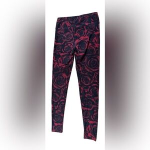 No Boundaries Woman Leggings with Red Rose Design